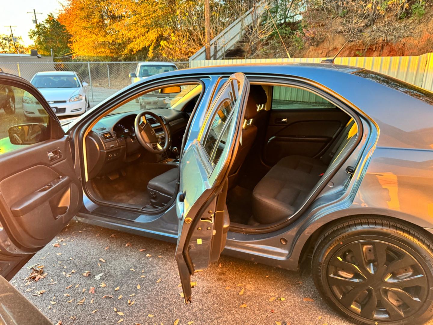 2011 BLUE Ford Fusion V6 SE (3FAHP0HGXBR) with an 3.0L V6 DOHC 24V engine, located at 307 West Marshall Avenue, Longview, TX, 75601, (903) 753-3091, 32.500828, -94.742577 - Photo#2